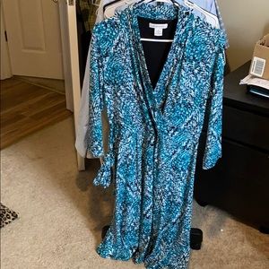 Lovely dress. Heavy material. Wears great